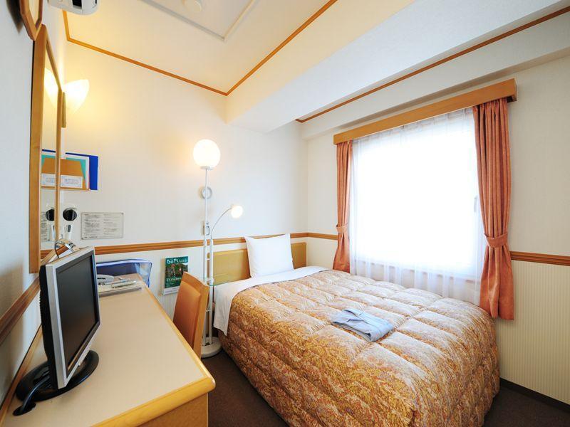 Toyoko Inn Okayama Eki Nishi Guchi Hiroba Exterior foto